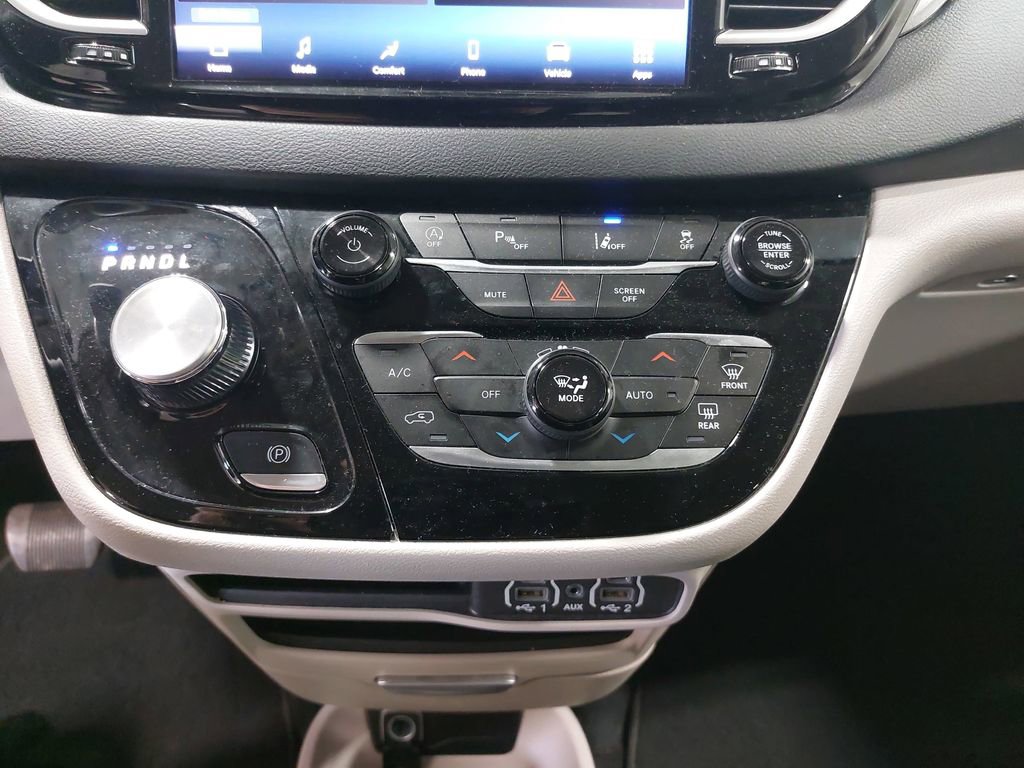 Used 2024 Chrysler Pacifica Touring-L FWD image 20