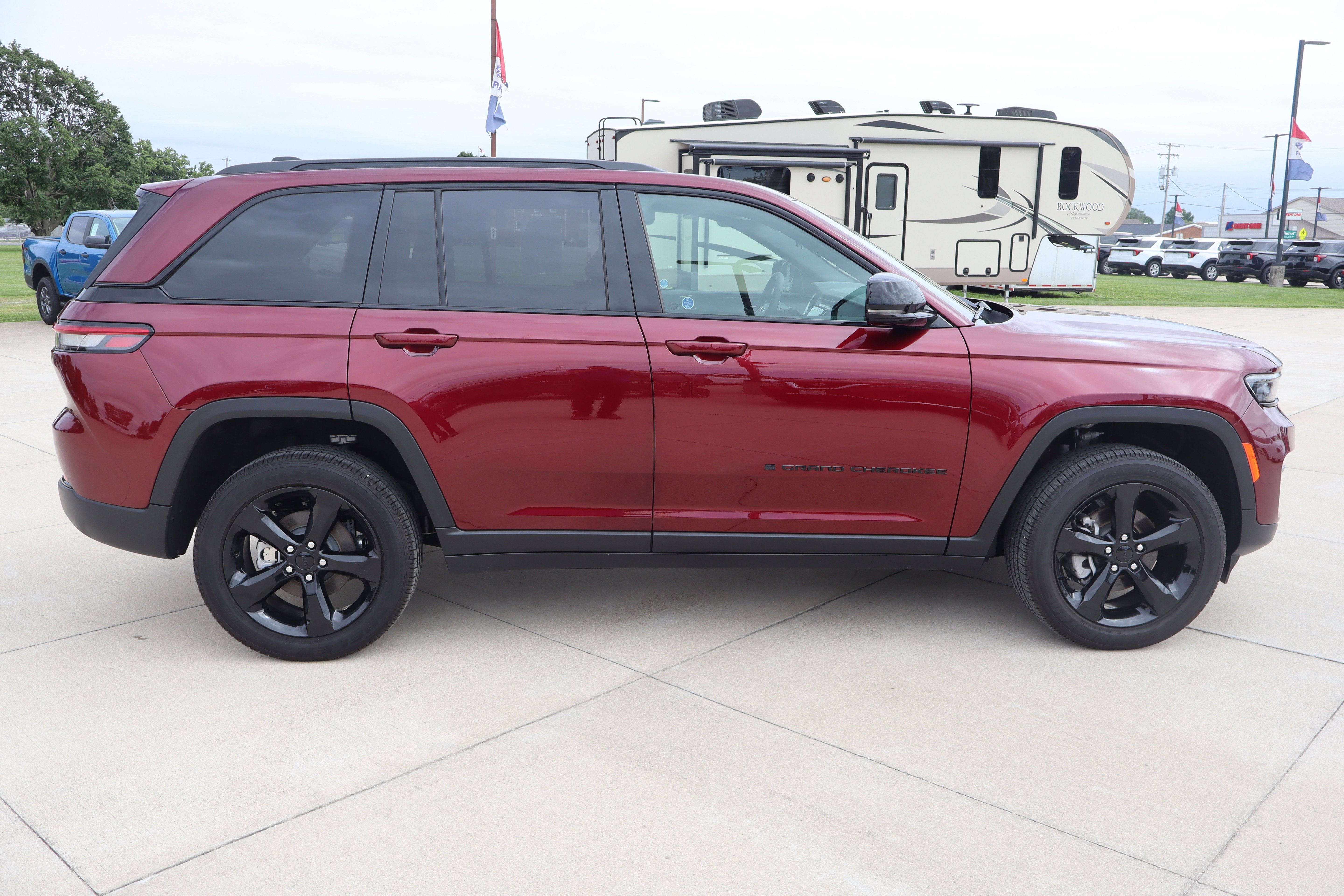 Used 2025 Jeep Grand Cherokee Altitude AWD/4WD image 5
