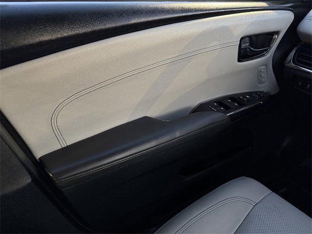 Used 2018 Toyota Avalon Limited image 31