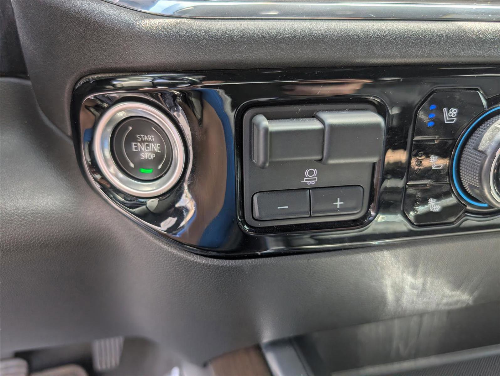 Used 2024 Chevrolet Silverado 2500 High Country w/ High Country Premium Package AWD/4WD image 16