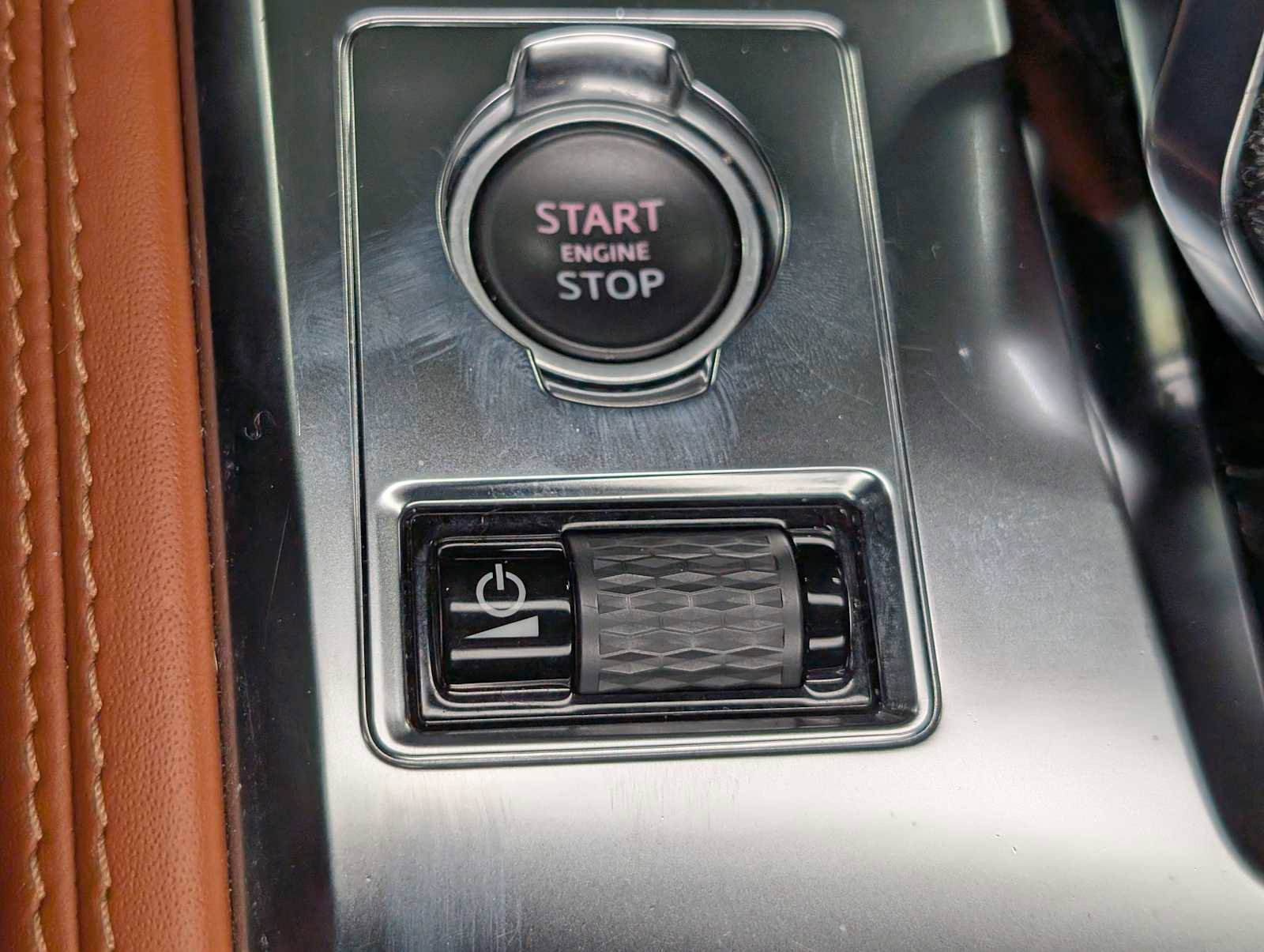 Used 2021 Jaguar F-PACE SVR image 28