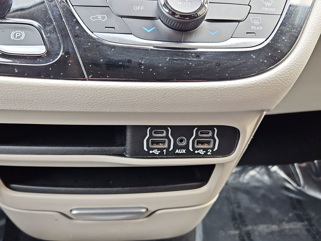 Used 2023 Chrysler Voyager LX image 18