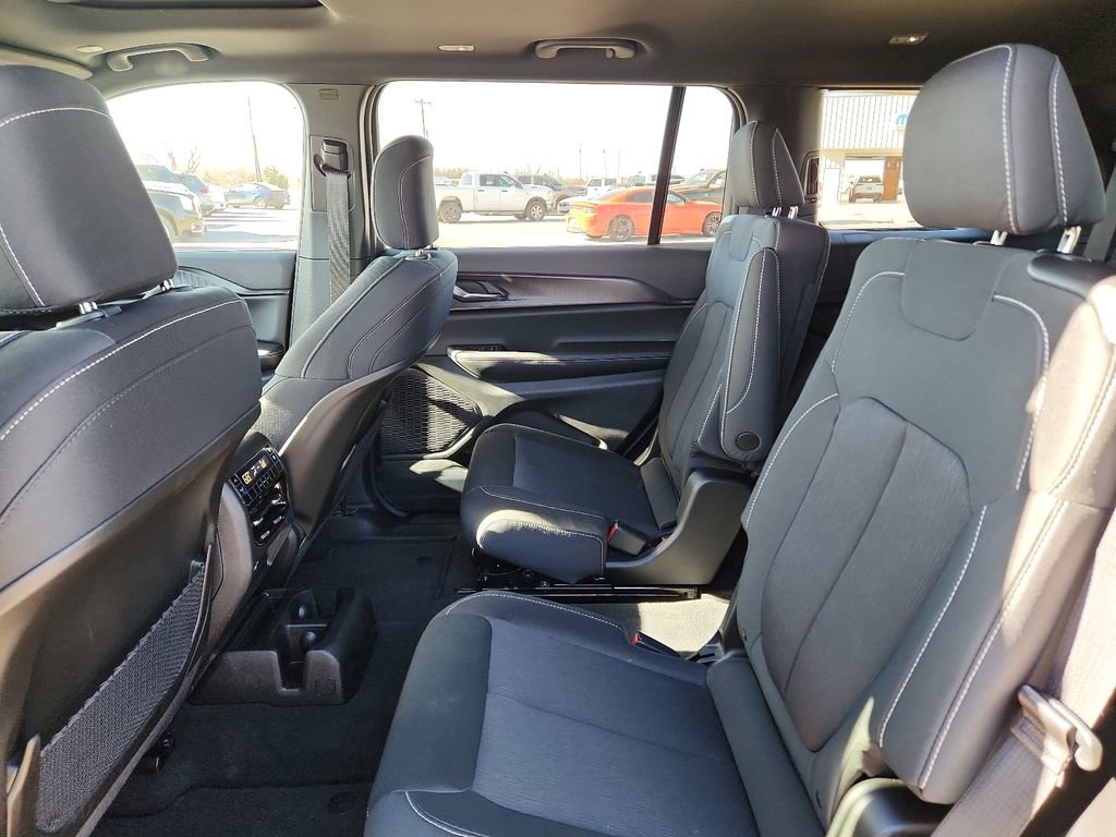 New 2025 Jeep Grand Cherokee L Laredo image 11