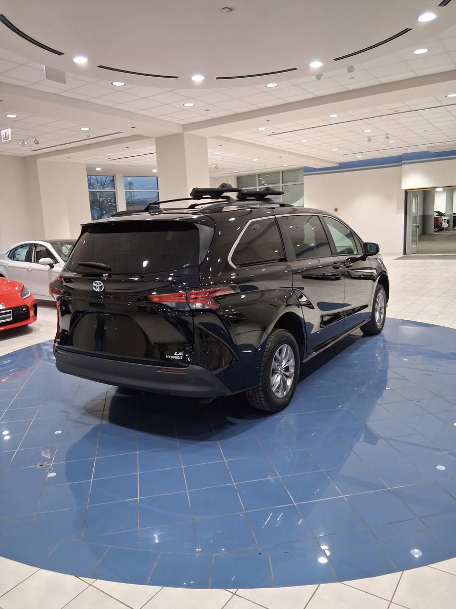 Used 2022 Toyota Sienna LE image 4