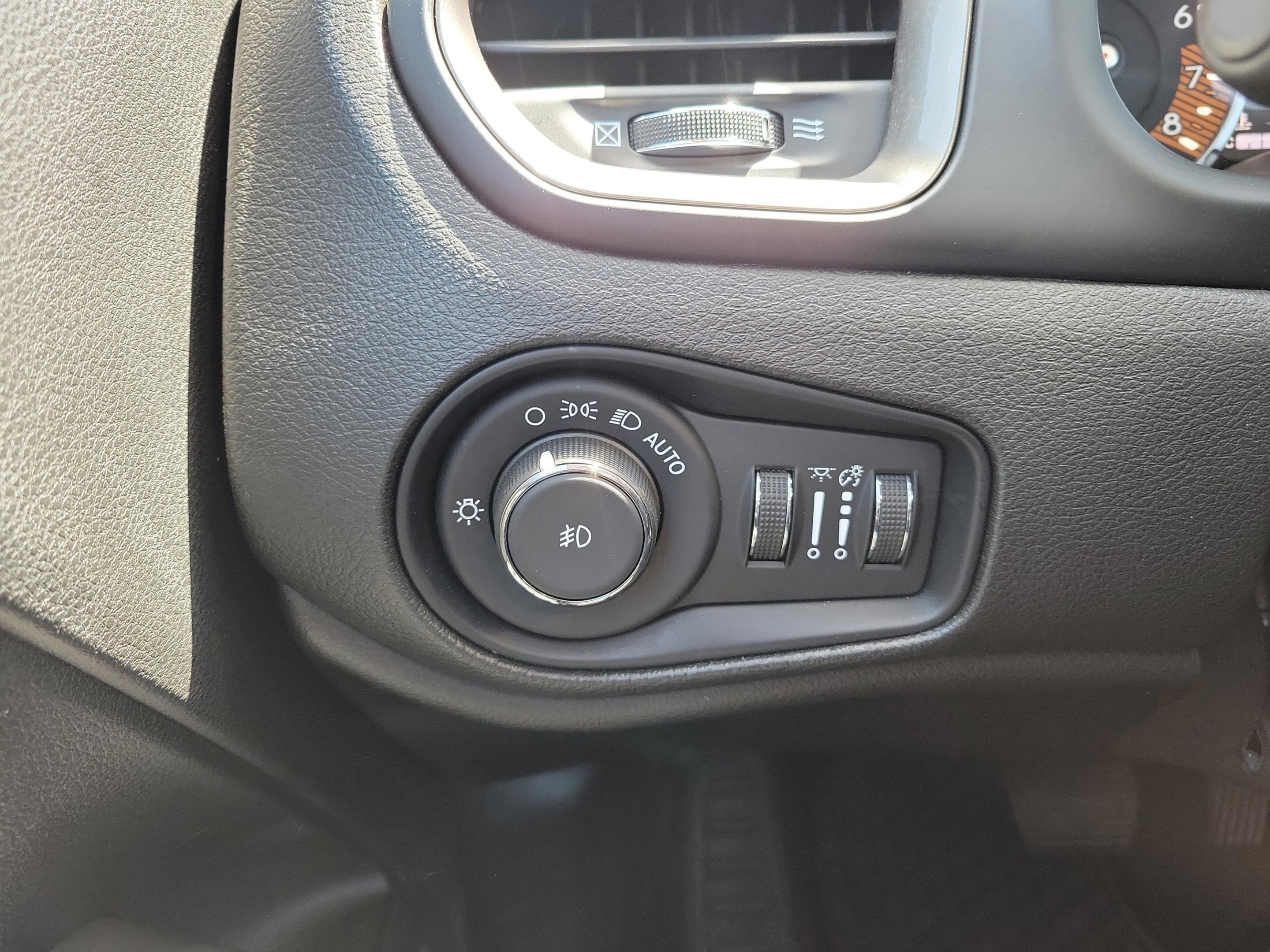 Used 2022 Jeep Renegade Latitude w/ Convenience Group AWD/4WD image 28