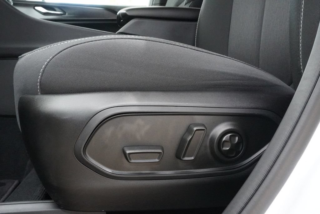 Used 2025 Jeep Grand Cherokee Laredo AWD/4WD image 27