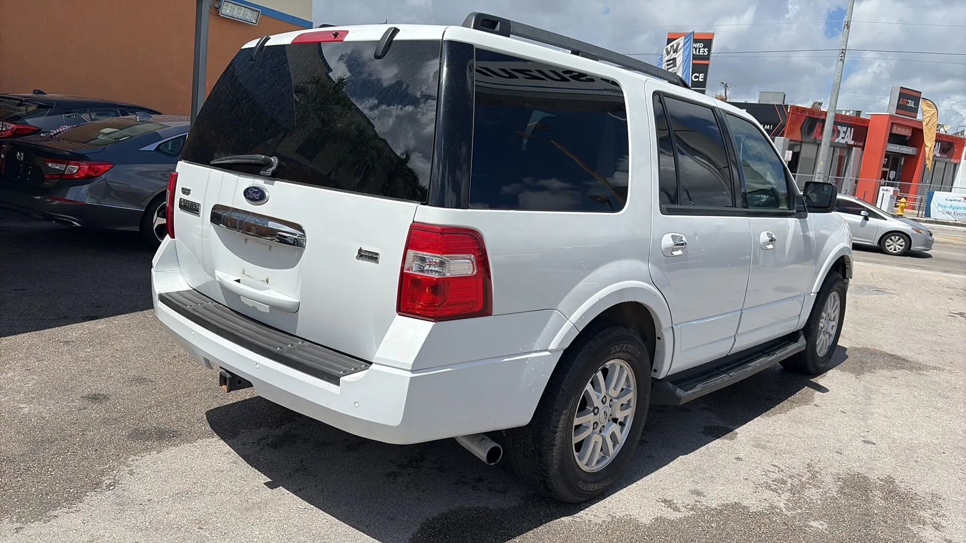 Used 2014 Ford Expedition XLT RWD image 5