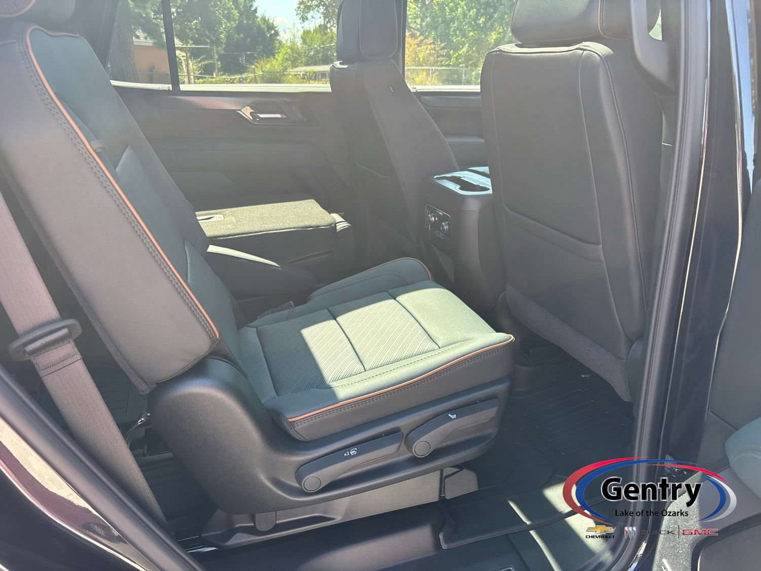New 2026 GMC Yukon AT4 w/ AT4 Premium Package AWD/4WD image 10