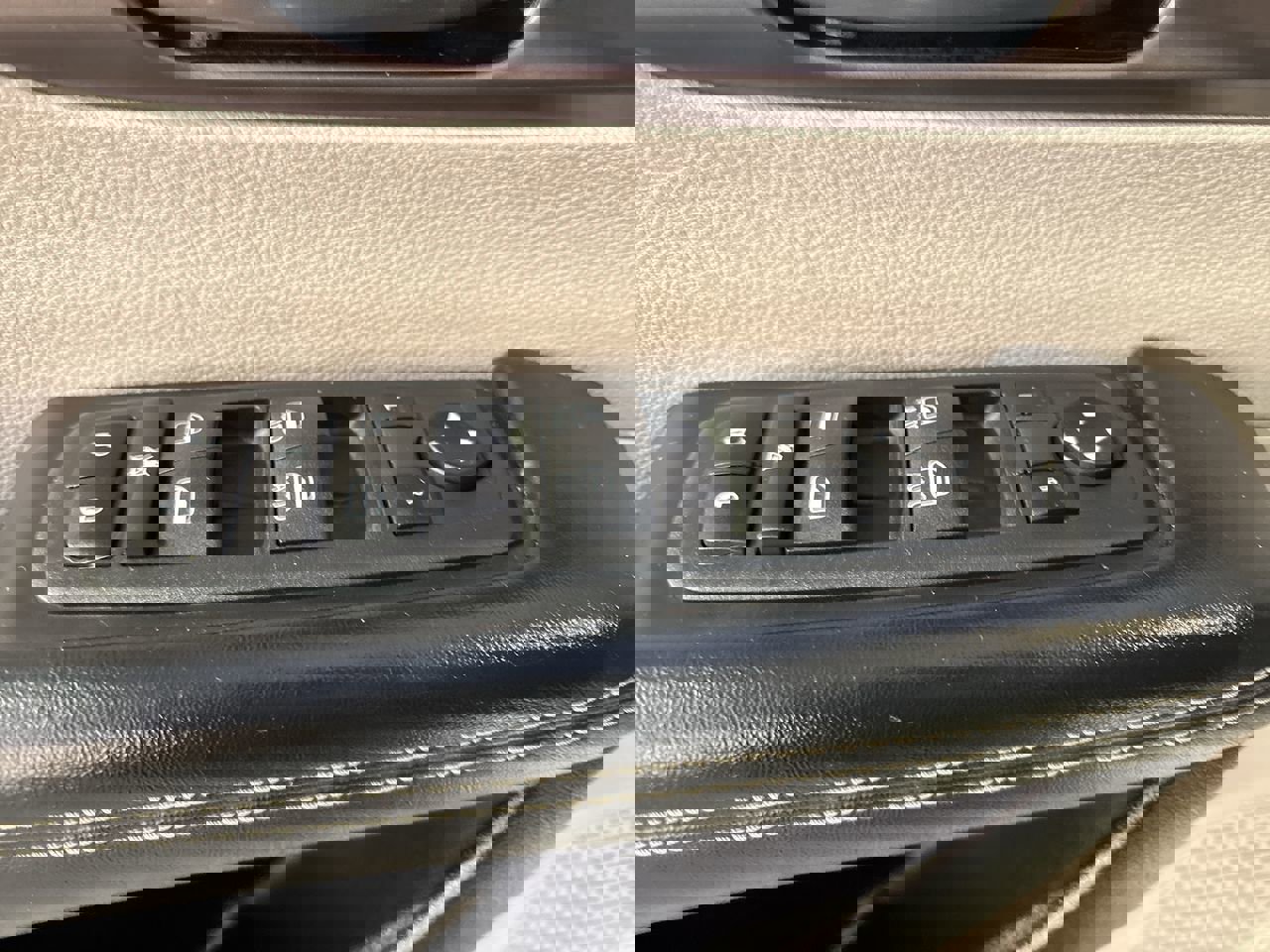 Used 2022 Chrysler Voyager LX image 18