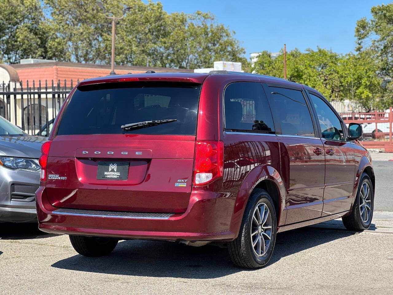 Used 2017 Dodge Grand Caravan SXT FWD image 6