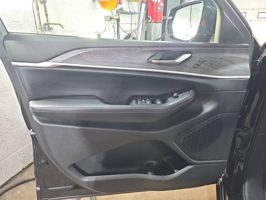 Used 2024 Jeep Grand Cherokee L Limited w/ Luxury Tech Group II image 31