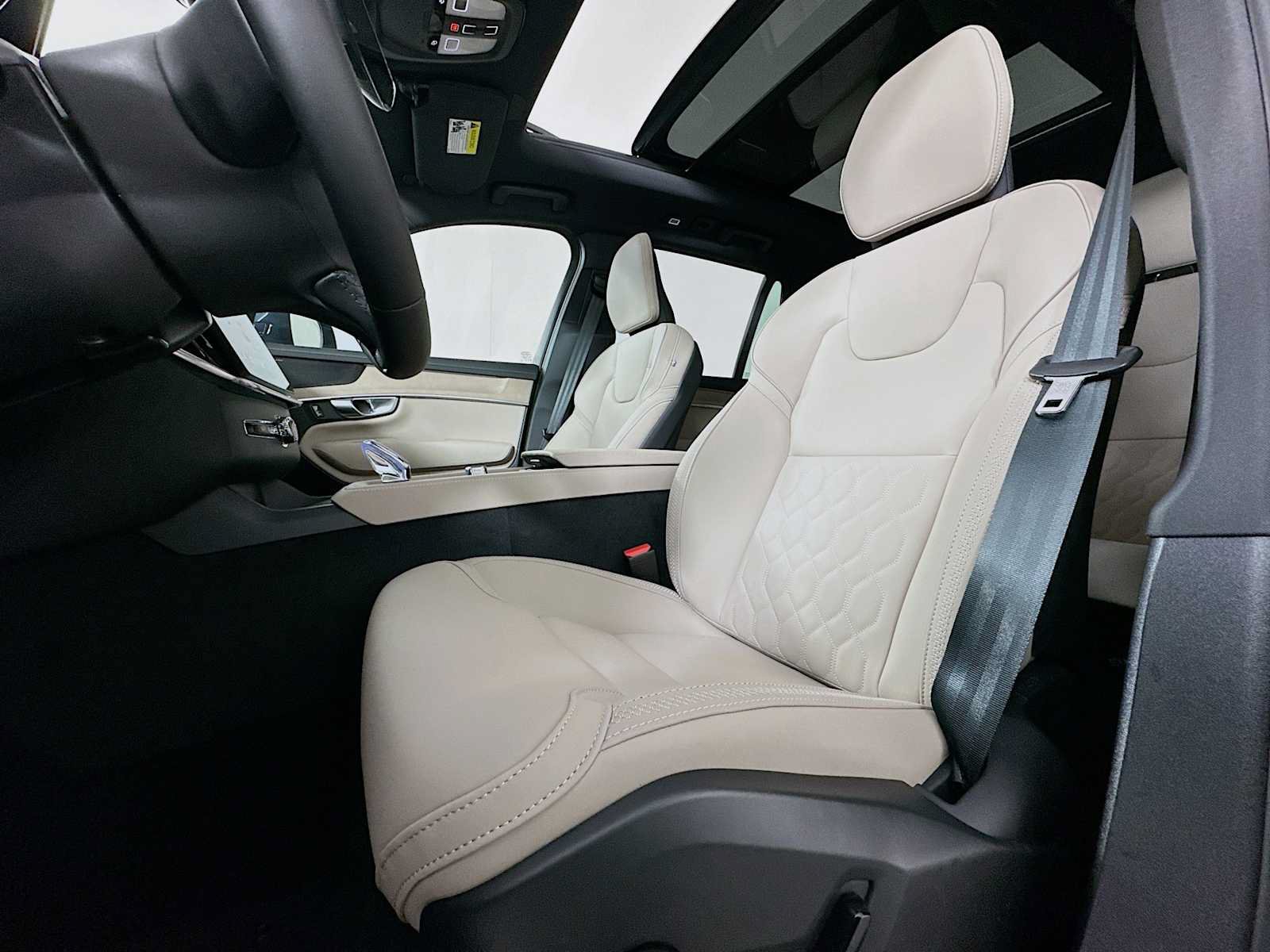 New 2026 Volvo XC90 B6 Plus w/ Protection Package Premier AWD/4WD image 18