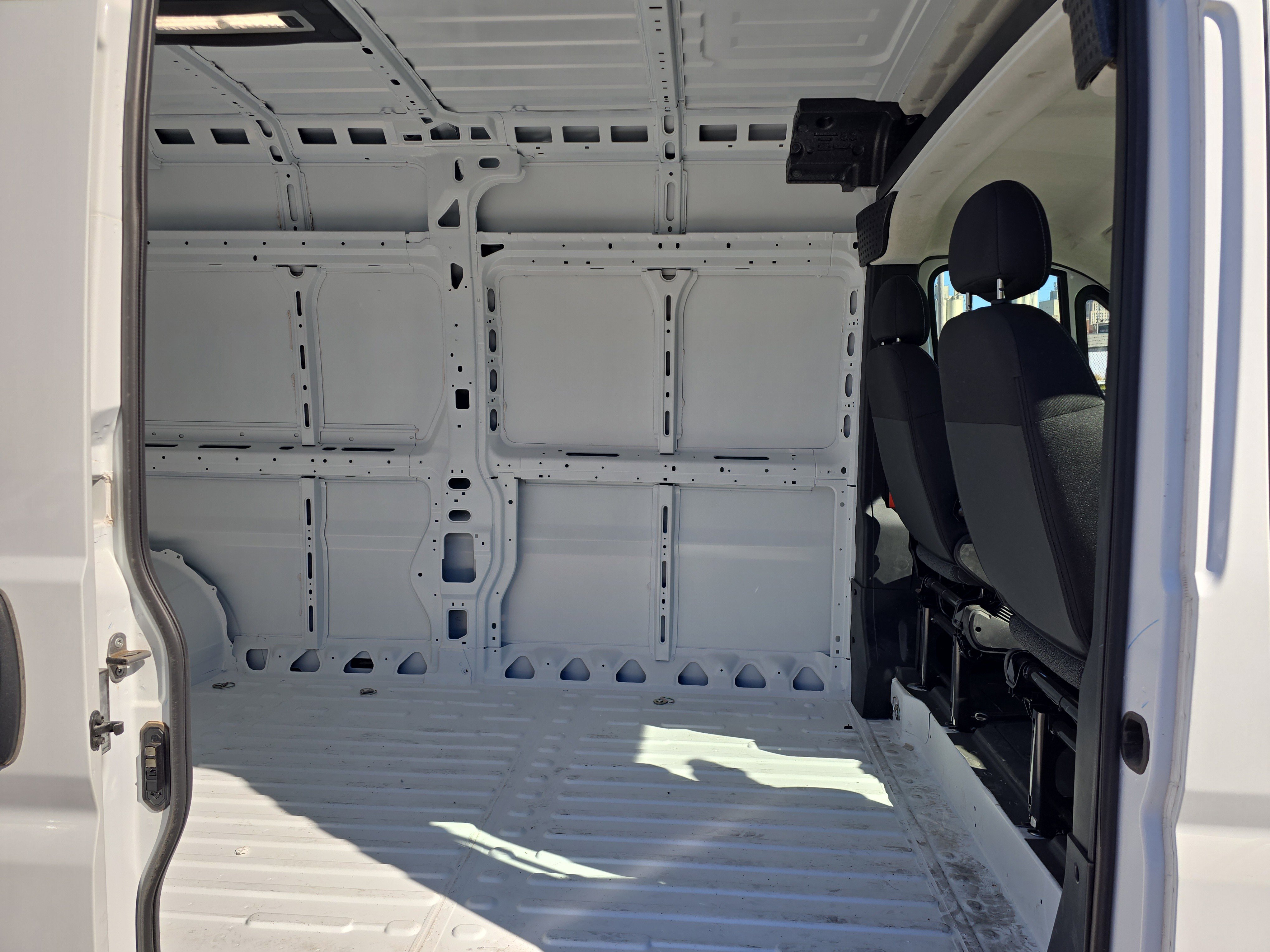 Used 2025 RAM ProMaster 2500 w/ Convenience Group image 8