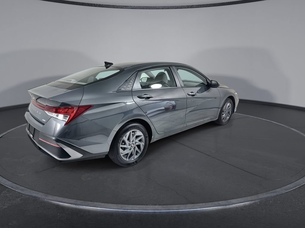 Used 2026 Hyundai Elantra Hybrid FWD image 8