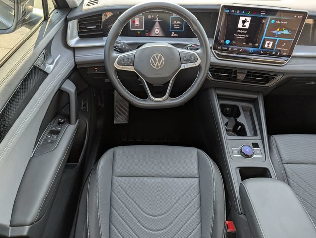 Used 2025 Volkswagen Tiguan SE FWD image 11