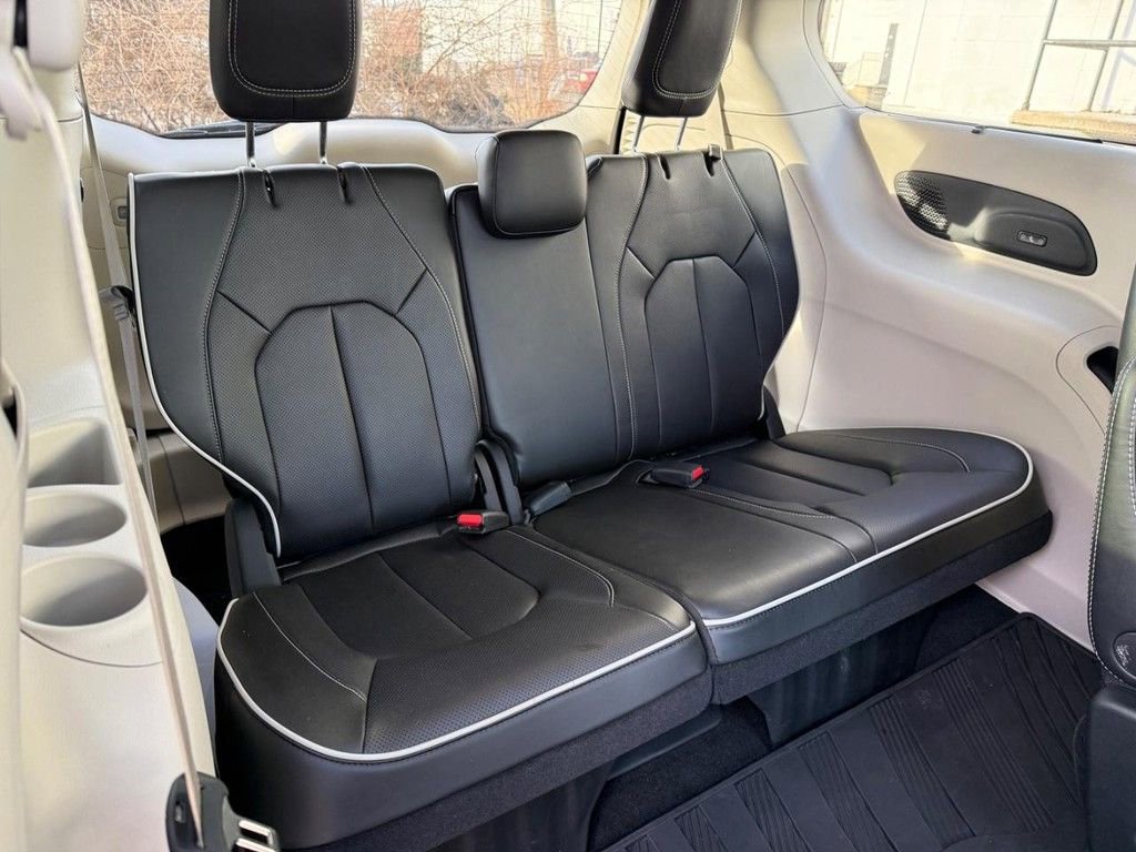 Used 2024 Chrysler Pacifica Limited w/ Uconnect Theater Family Group image 11