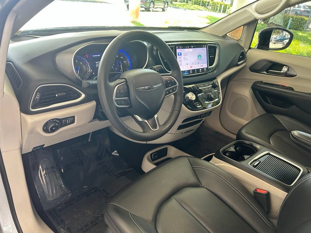 Used 2024 Chrysler Pacifica Touring-L FWD image 7