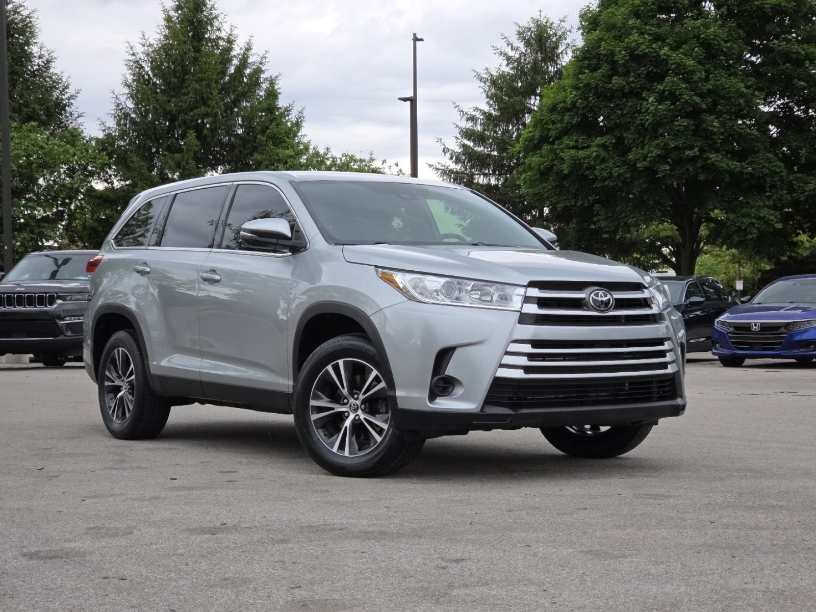 Used 2019 Toyota Highlander LE FWD image 2