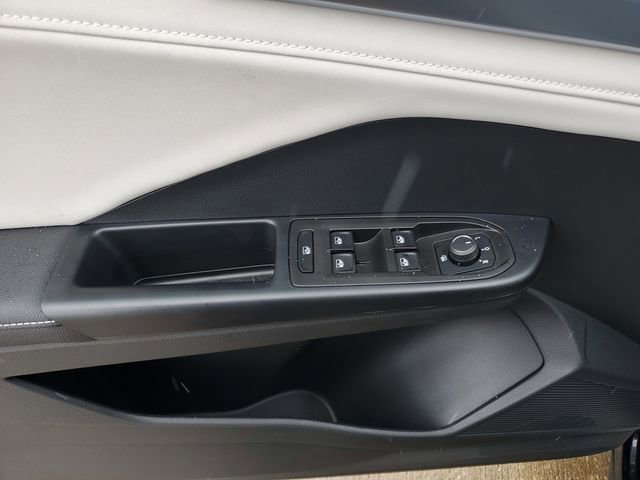 Used 2025 Volkswagen Taos SE image 19