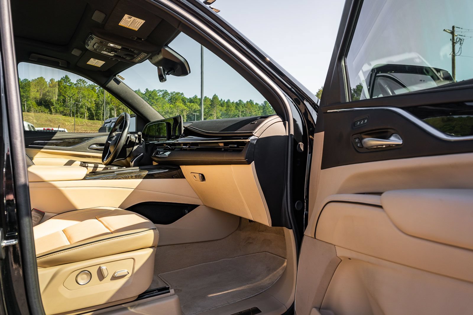 Used 2024 Cadillac Escalade Premium Luxury AWD/4WD image 11