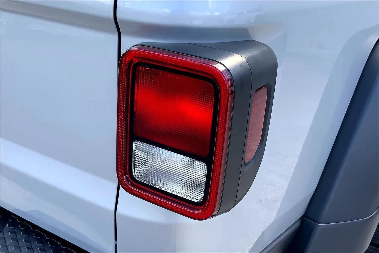 Used 2022 Jeep Gladiator Mojave w/ Cold Weather Group AWD/4WD image 32