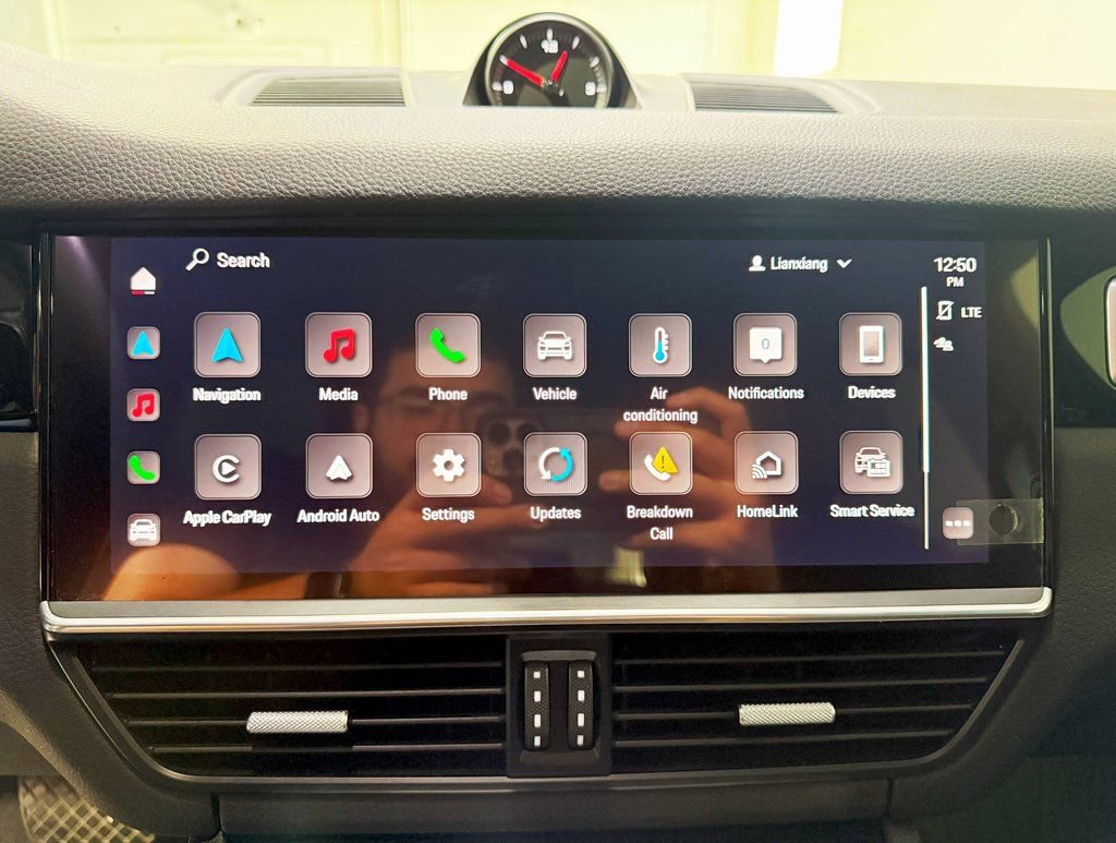 Used 2022 Porsche Cayenne Platinum Edition image 19