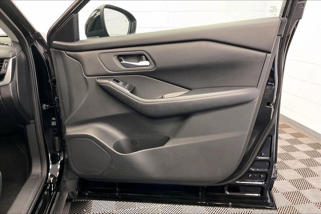 Certified 2025 Nissan Rogue SV FWD image 23