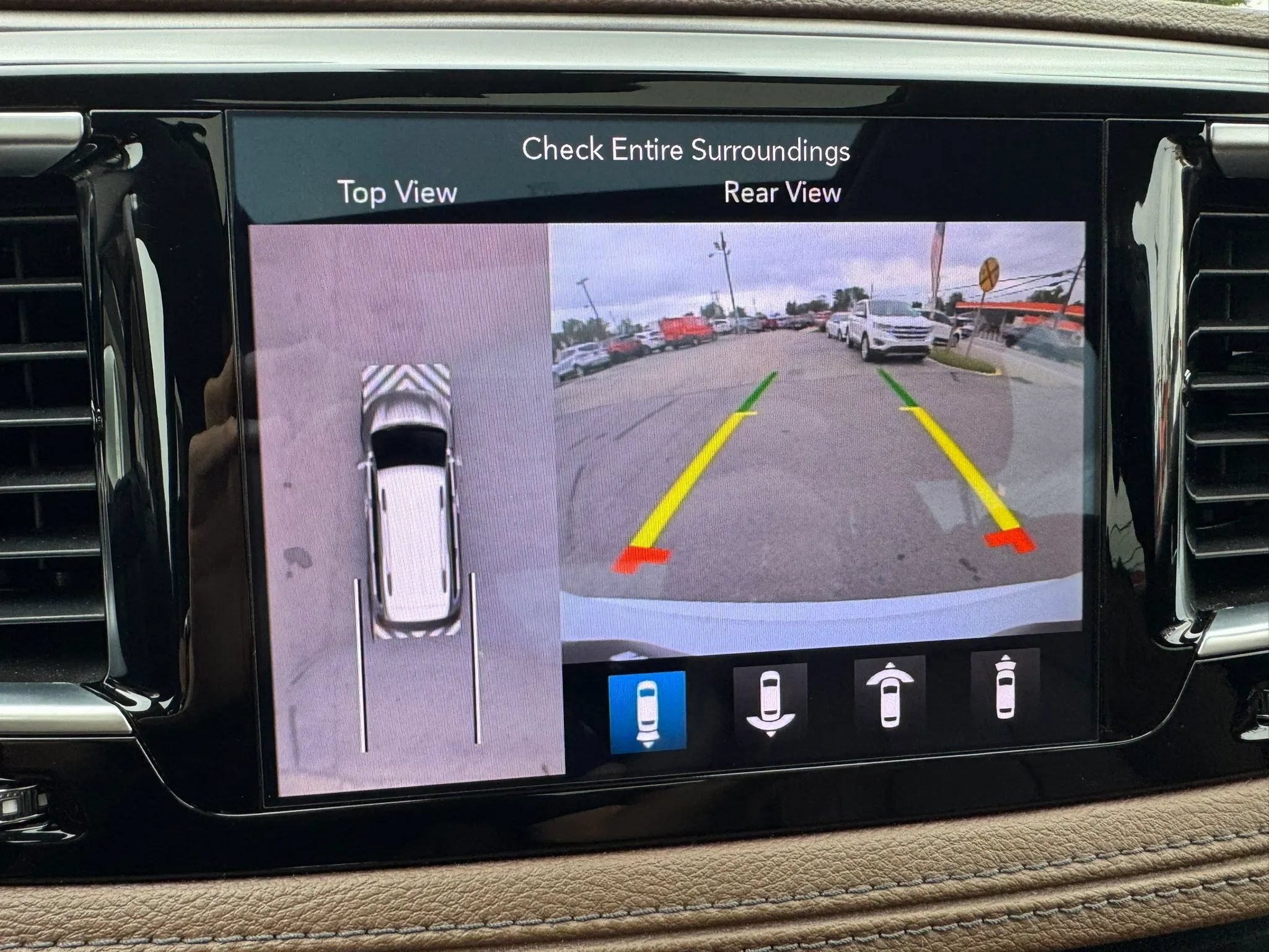 Used 2018 Chrysler Pacifica Limited w/ Tire & Wheel Group FWD image 61