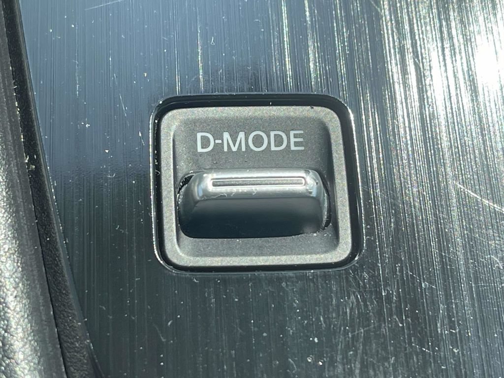 Used 2025 Nissan Rogue SV FWD image 32