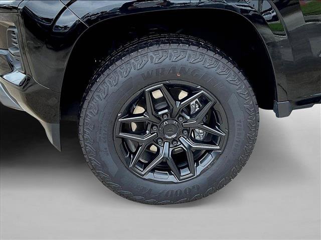 Used 2025 Chevrolet Colorado Z71 w/ Technology Package AWD/4WD image 10
