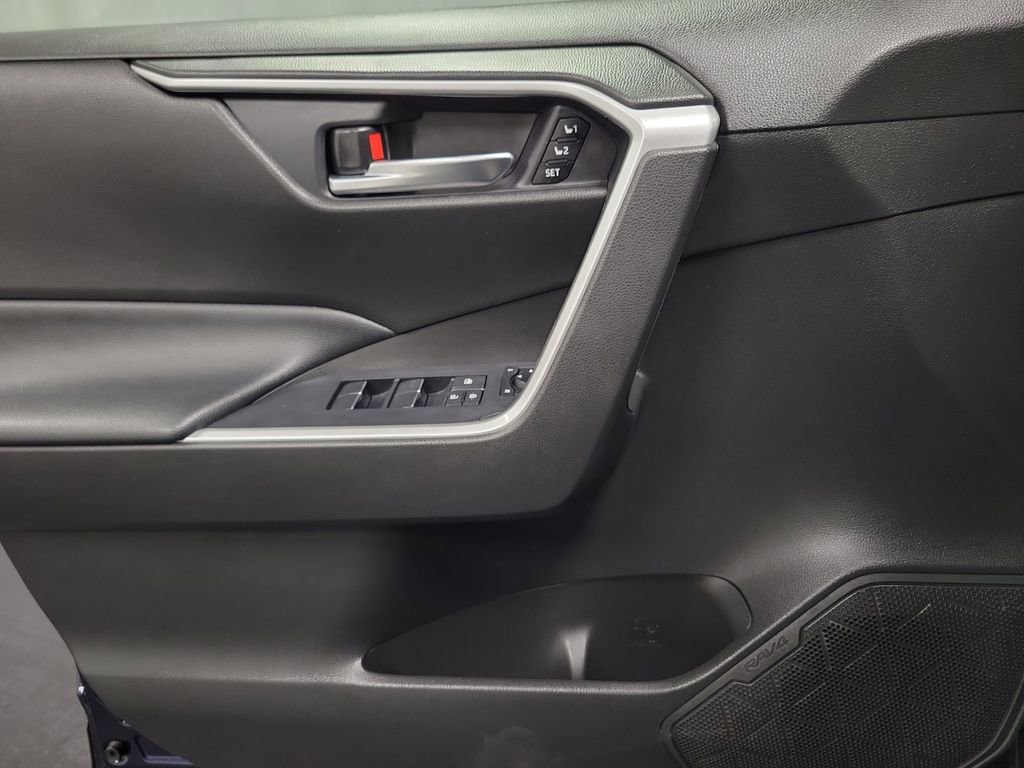 Used 2021 Toyota RAV4 XLE Premium image 23