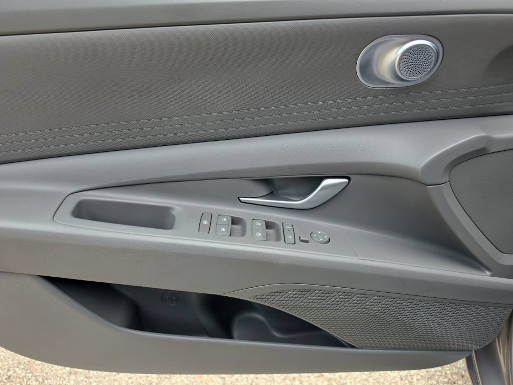 Used 2024 Hyundai Elantra SEL FWD image 13