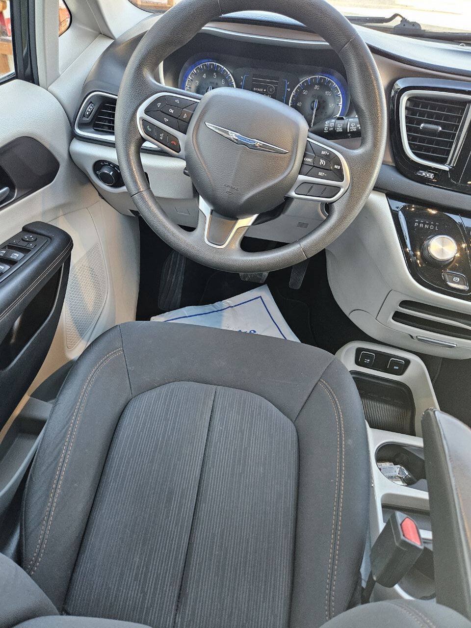 Used 2017 Chrysler Pacifica Touring FWD image 13