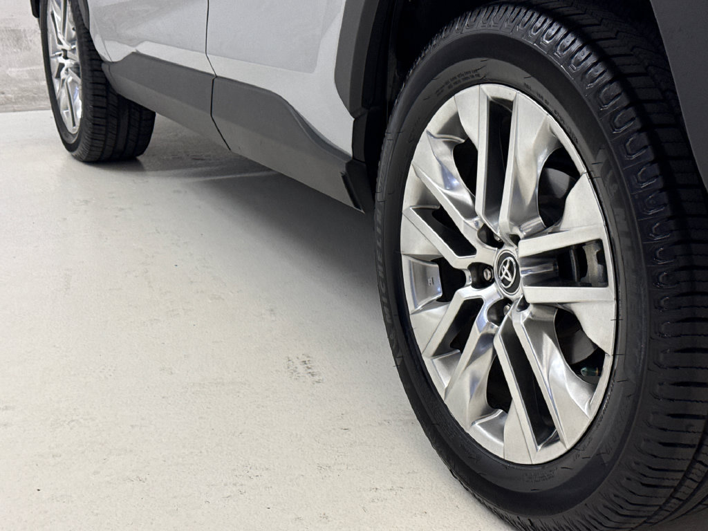 Used 2020 Toyota RAV4 XLE Premium FWD image 11