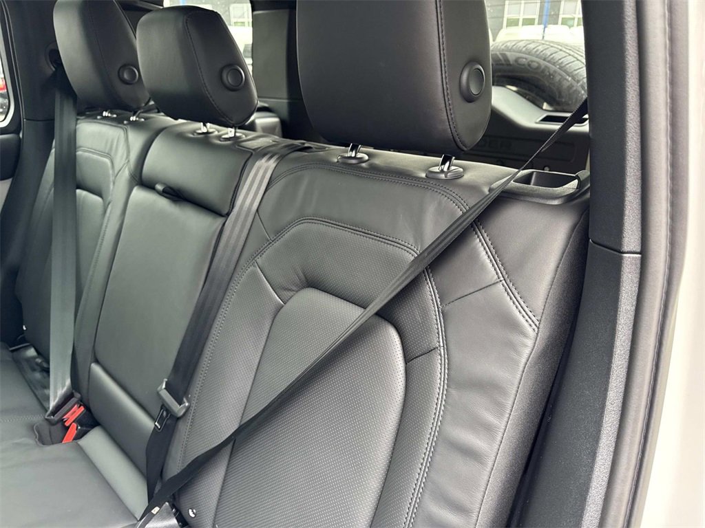 New 2026 Land Rover Defender 110 X-Dynamic SE image 13