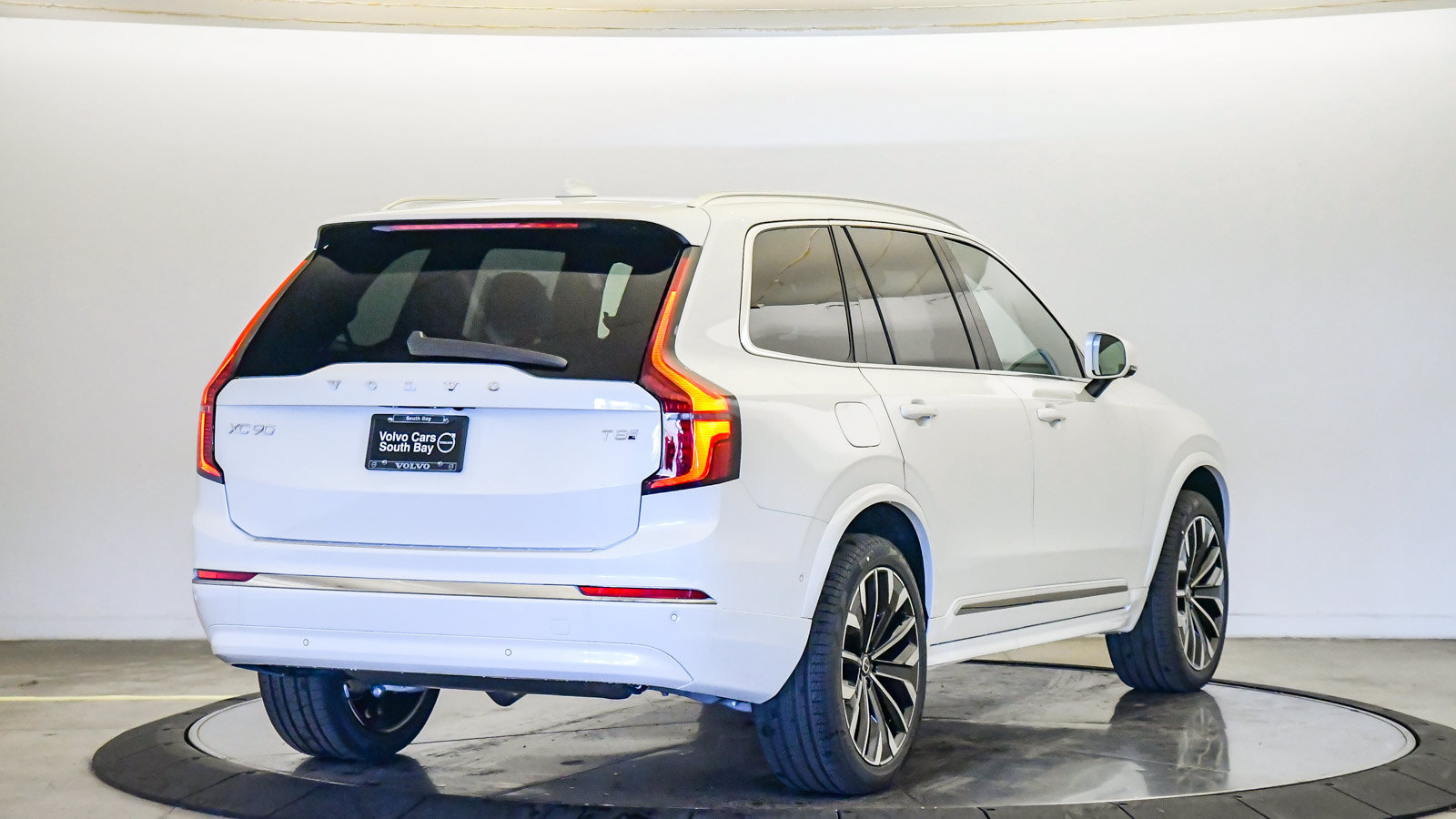 New 2026 Volvo XC90 T8 Plus w/ Protection Package Premier AWD/4WD image 5
