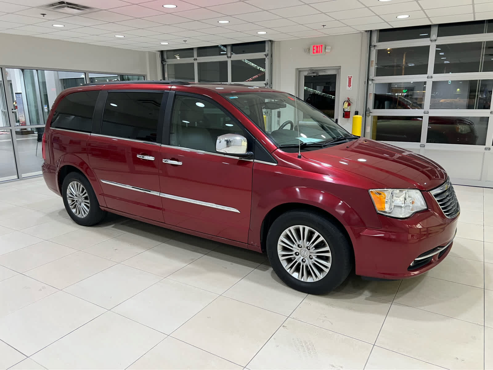 Used 2015 Chrysler Town & Country Touring-L w/ Driver Convenience Group FWD image 1