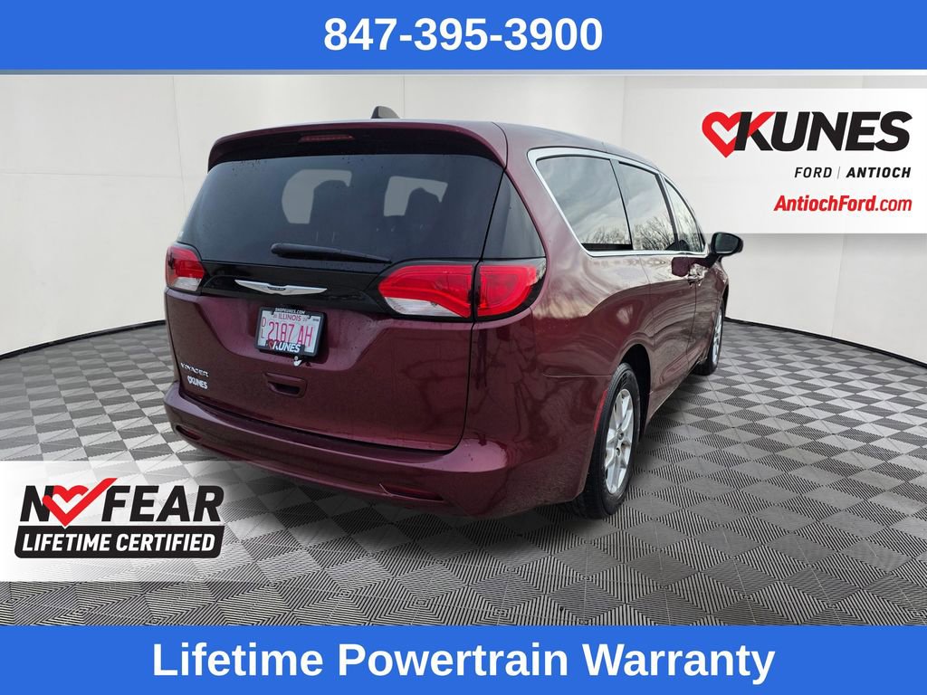 Used 2022 Chrysler Voyager LX image 7