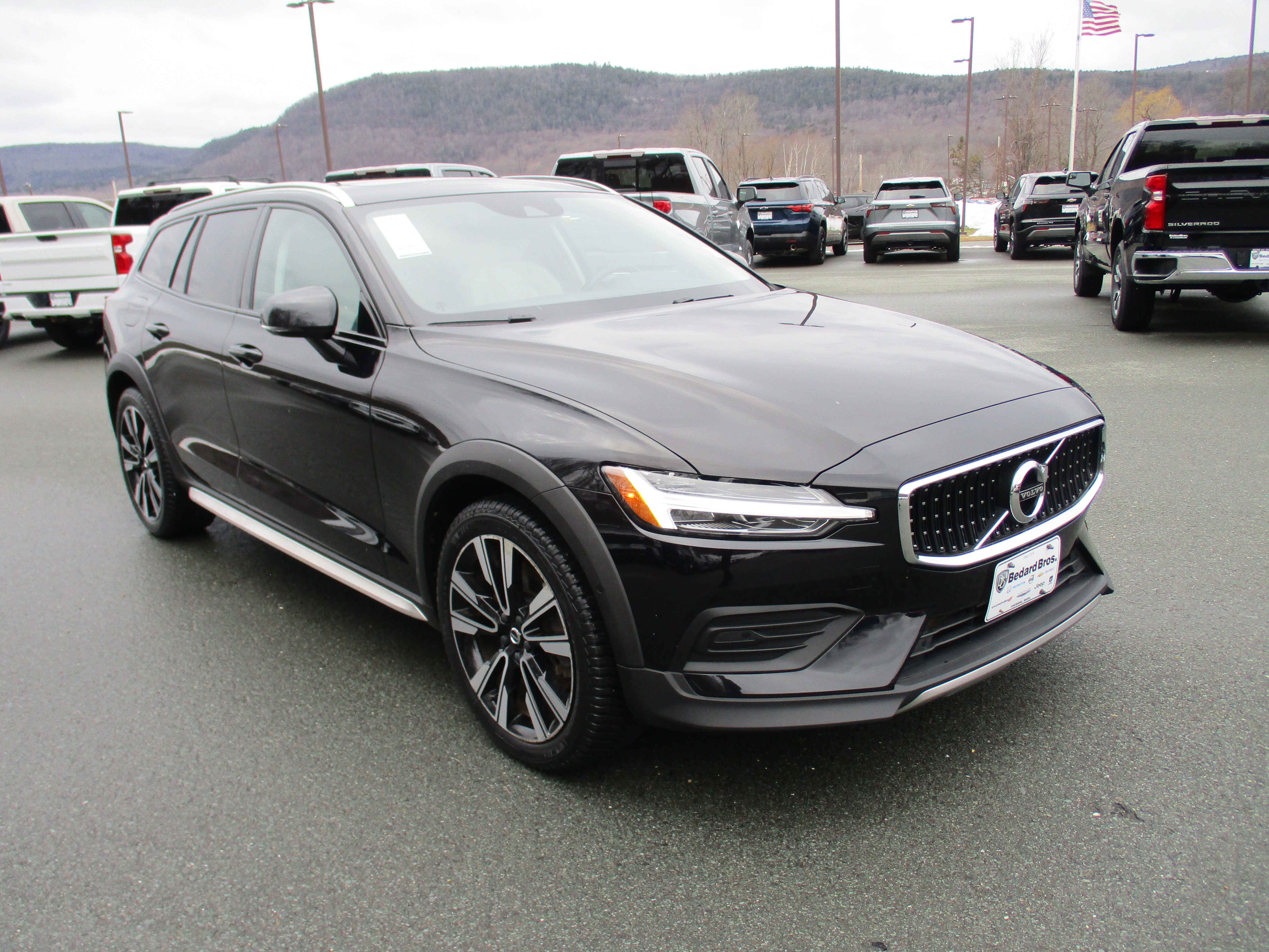 Used 2020 Volvo V60 T5 Cross Country image 3