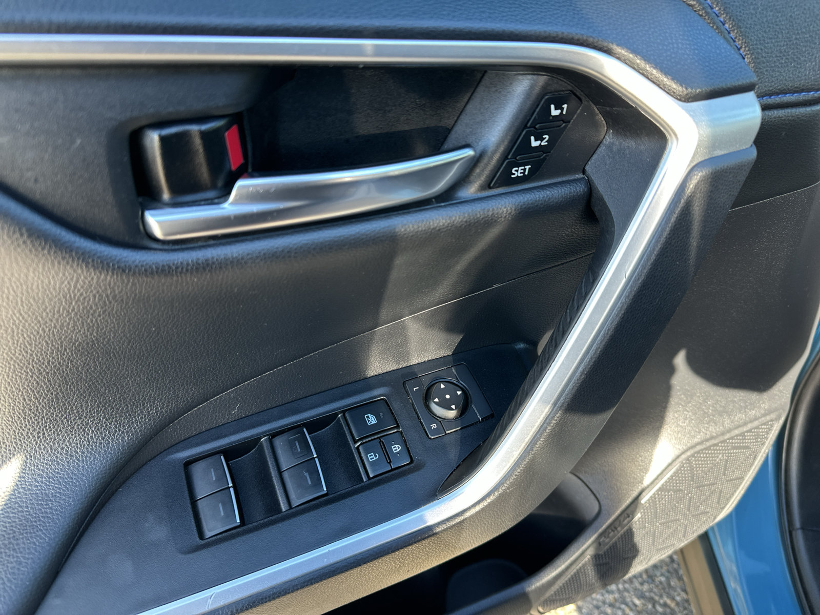 Used 2022 Toyota RAV4 XSE AWD/4WD image 16