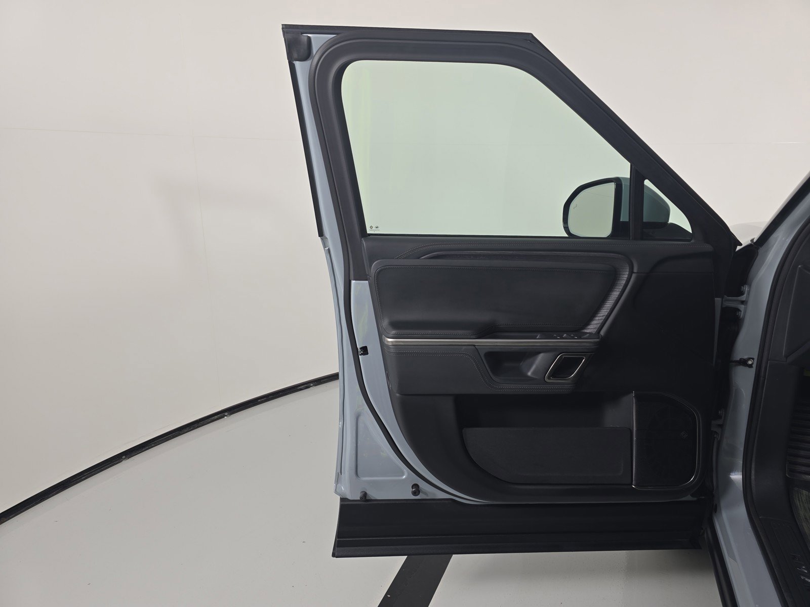 Used 2024 Rivian R1S Adventure image 16