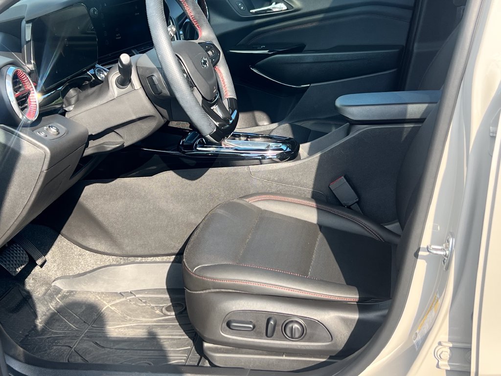 Used 2026 Chevrolet Trax RS w/ Sunroof Package FWD image 15