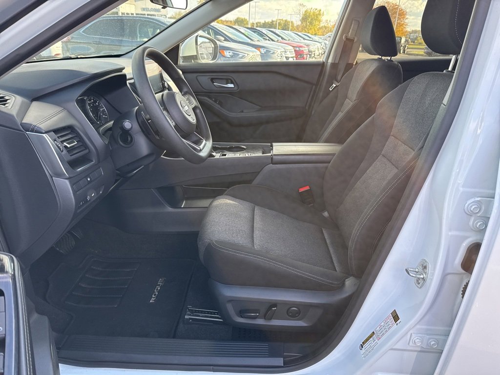 Used 2024 Nissan Rogue SV image 5