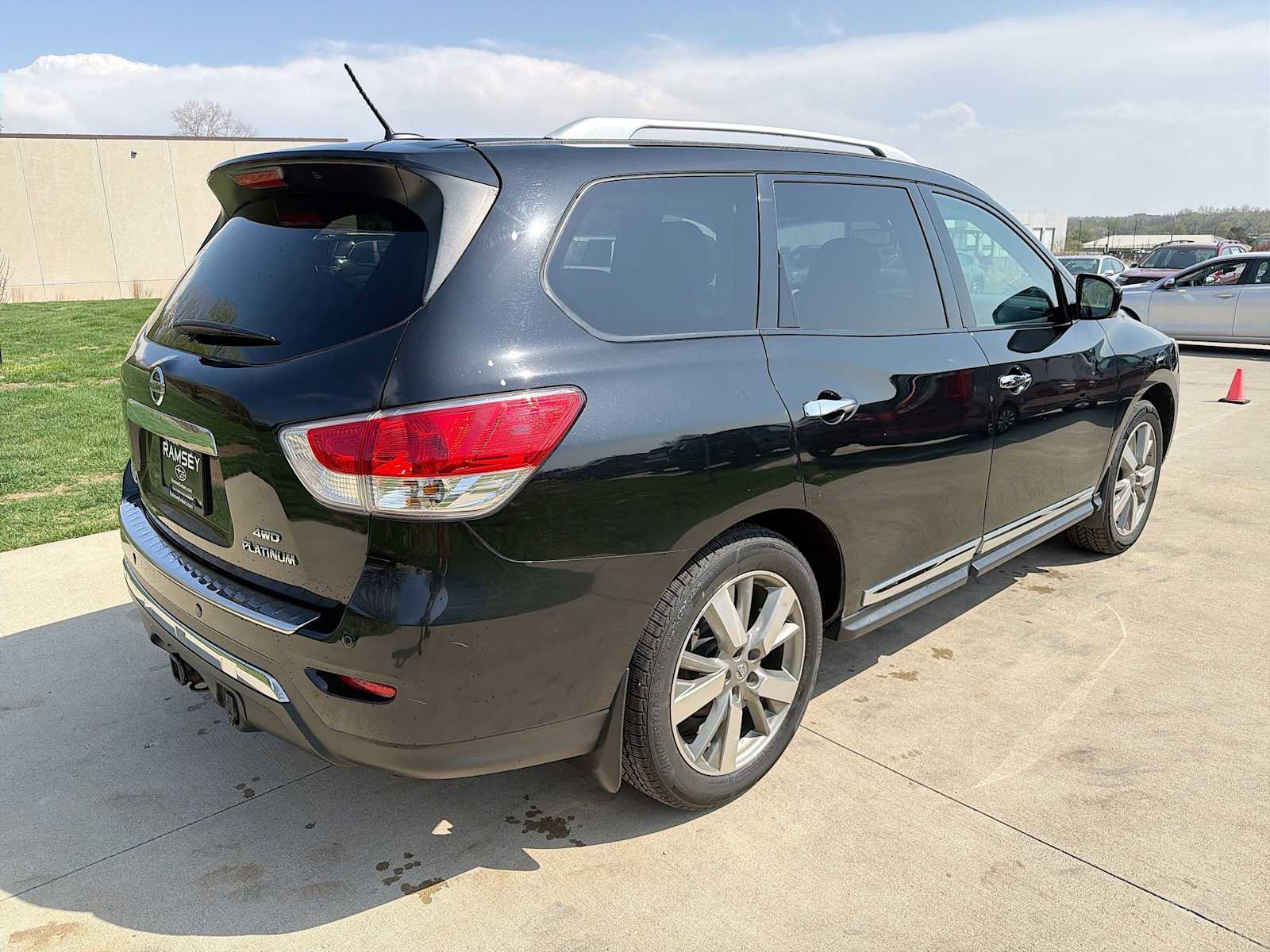 Used 2015 Nissan Pathfinder Platinum w/ Cargo Package image 6
