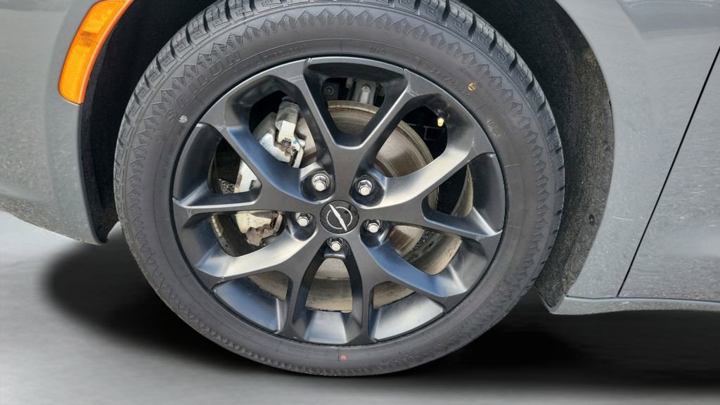 Used 2025 Chrysler Pacifica Limited image 10