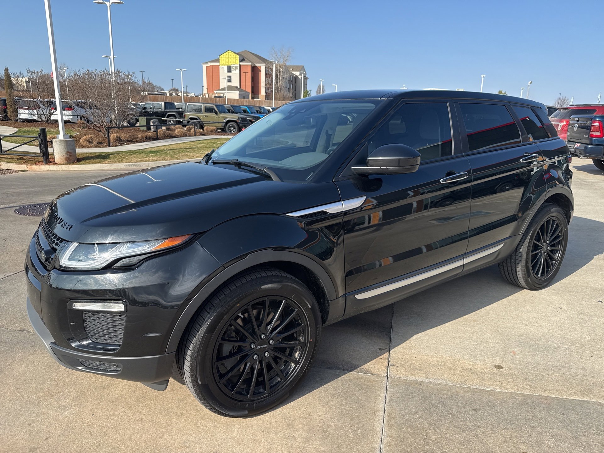Used 2019 Land Rover Range Rover Evoque HSE image 3