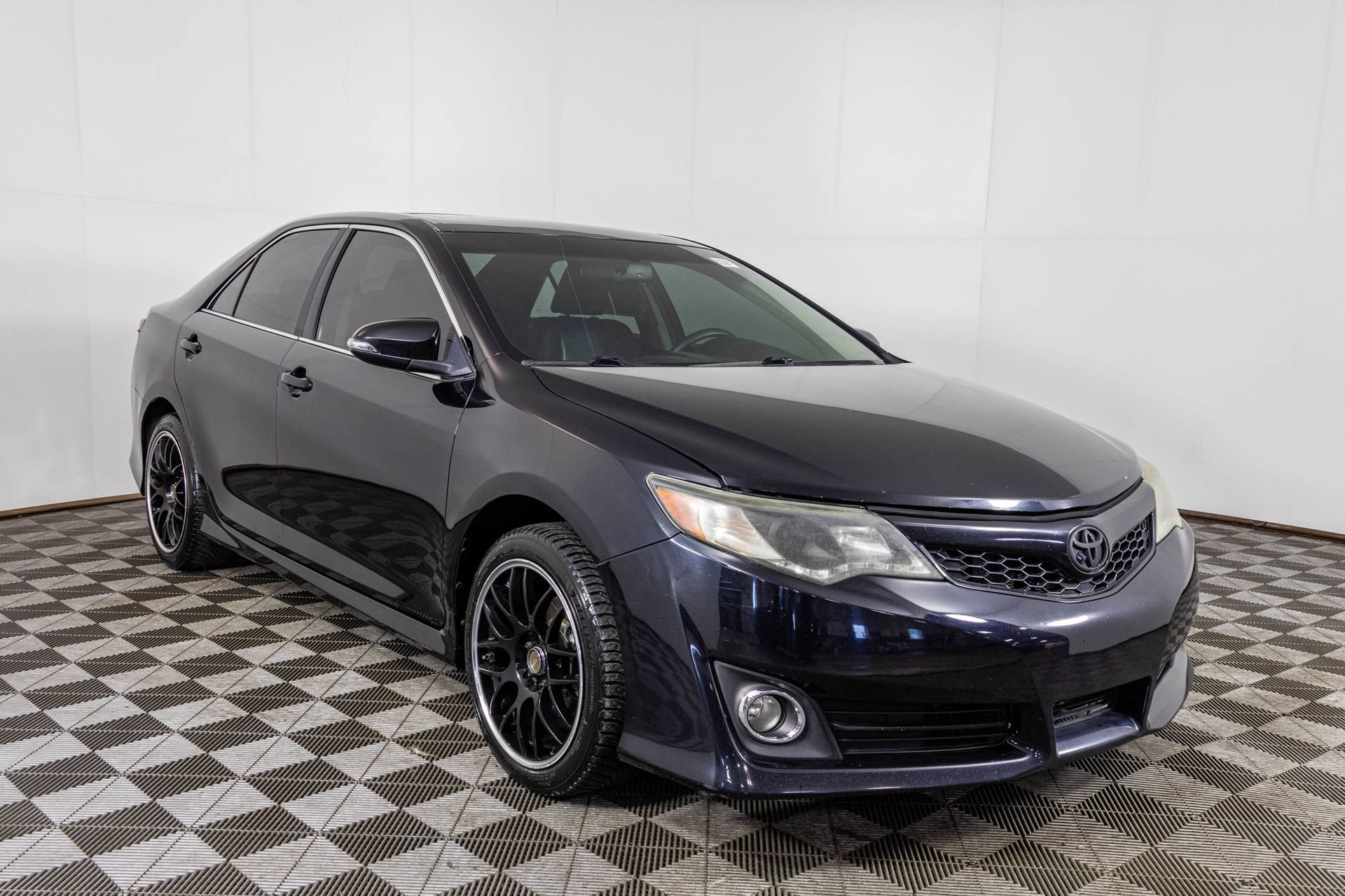 Used 2012 Toyota Camry SE w/ Leather Pkg FWD image 15