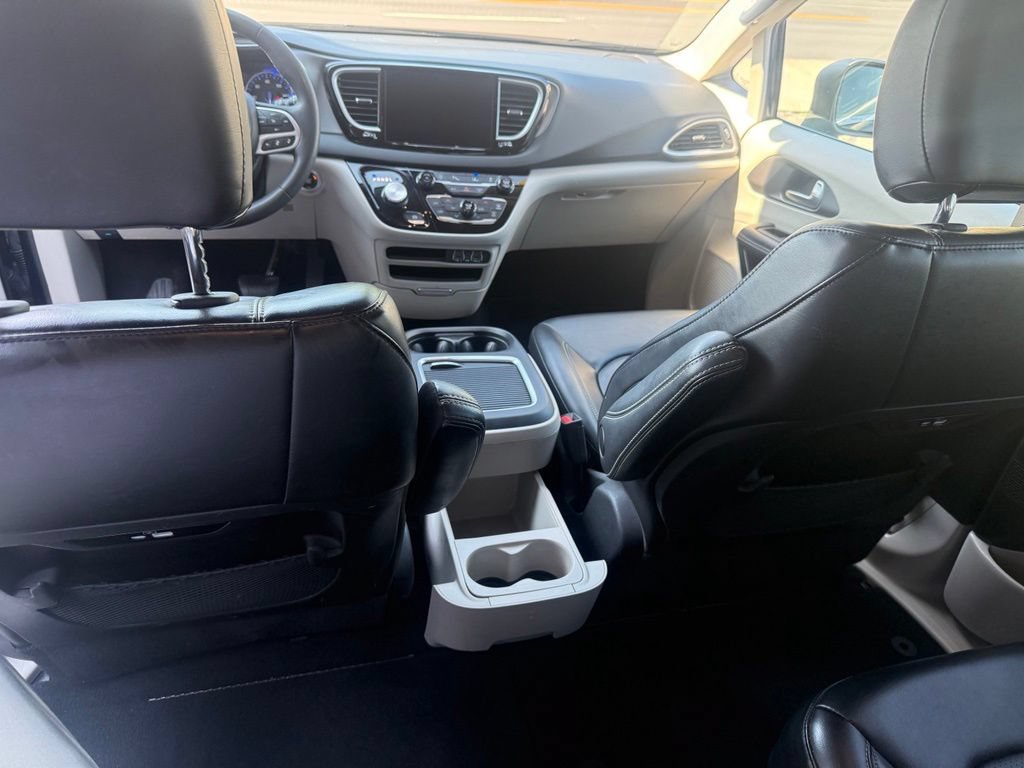 Used 2023 Chrysler Pacifica Touring-L FWD image 18