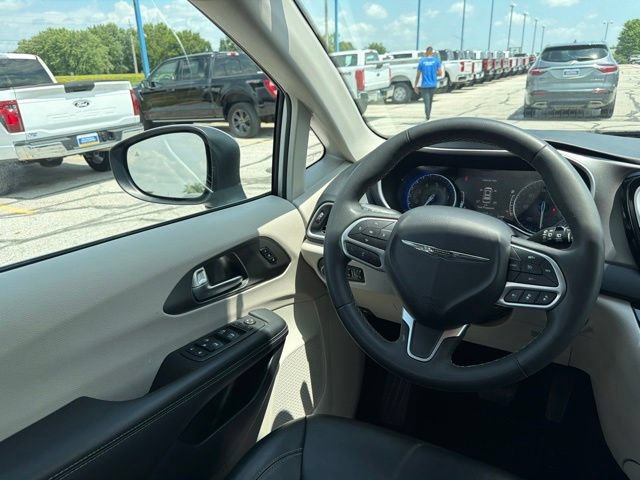 Used 2023 Chrysler Pacifica Touring-L FWD image 20