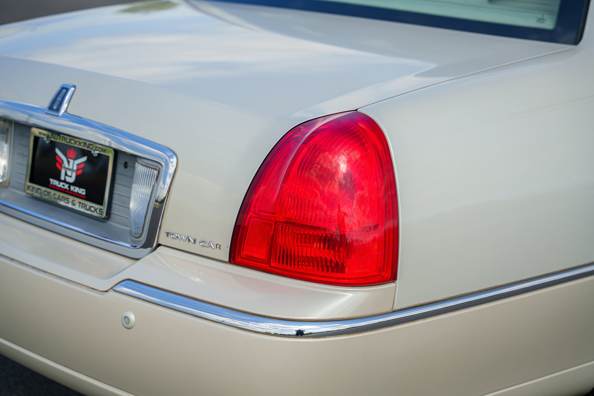 Used 2004 Lincoln Town Car Ultimate RWD image 26
